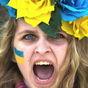 Бесни украинци плюят по италианци на изложба за загиналите деца от Донбас