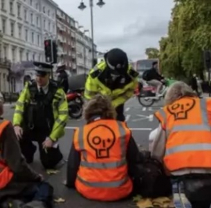 Британски полицай беше ранен при протести на организацията &quot;Просто спрете петрола&quot;