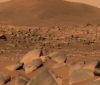 Метален детайл, стърчащ от скала на Марс