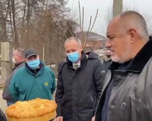 (Не)Традиционна инспекция: Посрещнаха Борисов с погача, а той застана пред журналисти