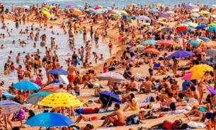 Плажовете в Барселона отварят без душове и с табелки за пестене на водата в тоалетните