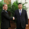 Защо Медведев се срещна със Си в Пекин, а Зеленски отиде във Вашингтон