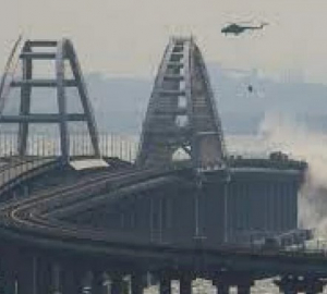 Кримският мост бе затворен за кратко заради въздушна тревога