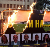 Сърби и българи протестират срещу предложението на Макрон в Скопие