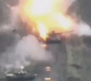 Руски танк унищожи украински със стрелба от упор