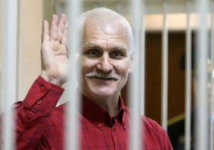 Символът на борбата срещу Лукашенко. Алес Бяляцки с Нобелова награда за мир, докато е в ареста