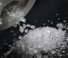 Добавянето на сол към храната на масата може да съкрати живота с години