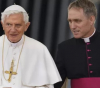 Дни след погребението на Бенедикт XVI излиза книга от неговия секретар за напреженията във Ватикана