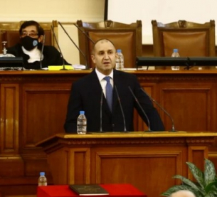 Радев остро критикува предишната власт в речта си пред парламента и обяви, че е готов със служебен кабинет