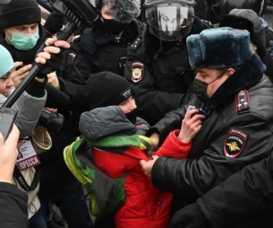 &quot;Срам!&quot;, &quot;Бандити!&quot;, &quot;Путин е крадец!&quot; - десетки хиляди излязоха на протест в подкрепа на Навални