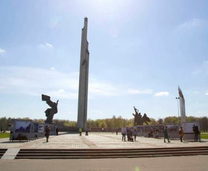 В Латвия приеха законопроект за събаряне на паметници на съветските войници