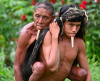 Индианец от амазонската джунгла носи баща си с часове, за да го ваксинират
