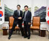Разкрачената поза на Трюдо с корейски политик раздели критиците