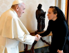 Папа Франциск се срещна със съпругата на Джулиан Асандж