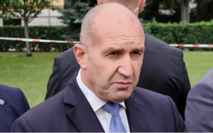 Радев като Лена, чете публикации и размахва пръст, ожалва се за орязаните си правомощия