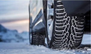 Експерти предупреждават: Опасната заблуда за шофирането през зимата и гумите на колата