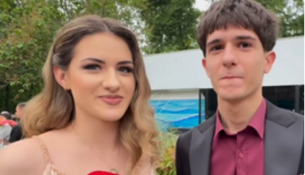 Абитуриентка ги показа, струват 5000 евро Видео