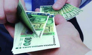 Държавната службичка става все по-сладка и платена