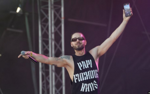 Папи Ханс, който вдига червен флаг над &quot;алфа мъжкарите&quot;