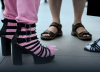 САЩ искат да задължат мъжете в Полша, Унгария и Чехия да носят розови дамски обувки