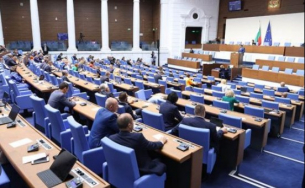 Eто с какви заплати се глезят депутатите и колко неизвинени отсъствия натрупаха