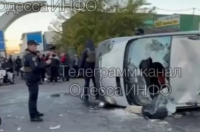 Бунт в Одеса - тълпа преобърна микробус на военни комисари за наборници и ги прогони