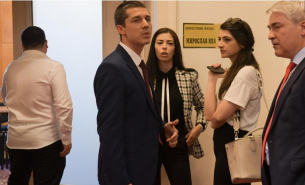 Миро и Лена ползват паркинга на парламента все едно им е бащиния - младо момче от &quot;Промяната&quot; тича след тях