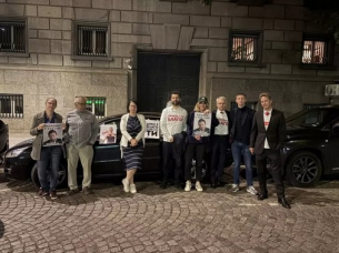 Депутати от ПП блокираха "специалния вход" на НС, за да не влязат Борисов и Пеевски