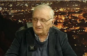 Преходът не е свършил - няма и да приключи скоро, симфонична музика оглася новината за Живков