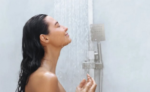 Хирург обясни защо жените обичат горещия душ
