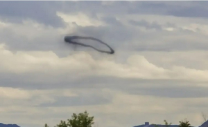 Зловещ знак? Мистериозен черен пръстен се появи над „Дисниленд“