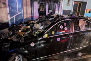 Протестиращи потрошиха министерски „Мерцедес“ (хит снимки)