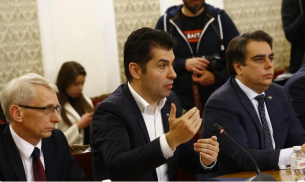 Разнищиха какво стои зад оставката на измекярина Кирил Петков - няма да му се получи