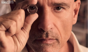 Ерос Рамацоти разказва „Една важна история“ в нов двуезичен албум със специални гости