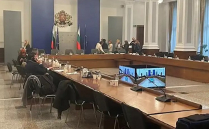 След провала на Тристранката: ГЕРБ опитва да спаси бюджета с покана към...