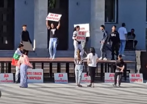 Ромски гюбеци и призиви за последен бой. Съпротивата срещу еврото става все по-гротескна