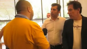 Кирил Петков обикаля структурите и напада журналисти, вика им: Ти идиот ли си? Видео