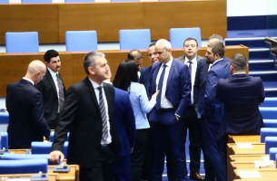 &quot;Възраждане&quot;: Закъсняваме с вота на недоверие, хората изнемогват