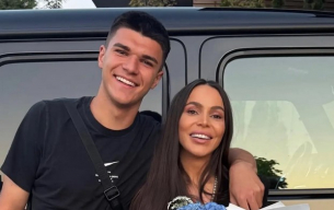 Валери Божинов-младши си татуира майка си Алисия на шията