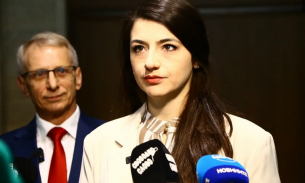 Лена духна! Реве неутешимо пред дома си Снимки