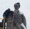 Събарят паметника на Николай Островски в украинската Шепетовка