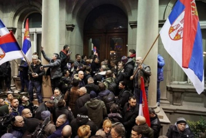 Протестиращи блокираха входа на правителството в Белград
