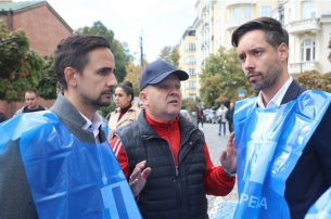 Нож в гърба: Жега под прозорците на Терзиев, Борис Бонев рамо до рамо с недоволните