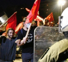 Група македонци са се събрали около полицейските заграждения край гроба на Гоце Делчев в Скопие