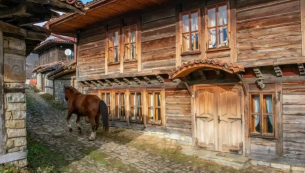 Уникален български град пази 200 къщи от най-великя период в историята ни Снимки