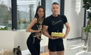 Кендъл Дженър захвърли всички дрехи за 30-ия си рожден ден (СНИМКA)