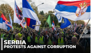 Сбиване и димки пред сръбския парламент