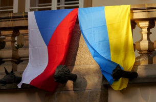 &quot;Срамен жест&quot;. Как в парламента на Чехия се разрази битка заради свалено знаме на Украйна