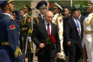 Путин положи венец на паметника на съветските воини в Харбин