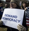 Демокрацията отстъпва на авторитаризма
